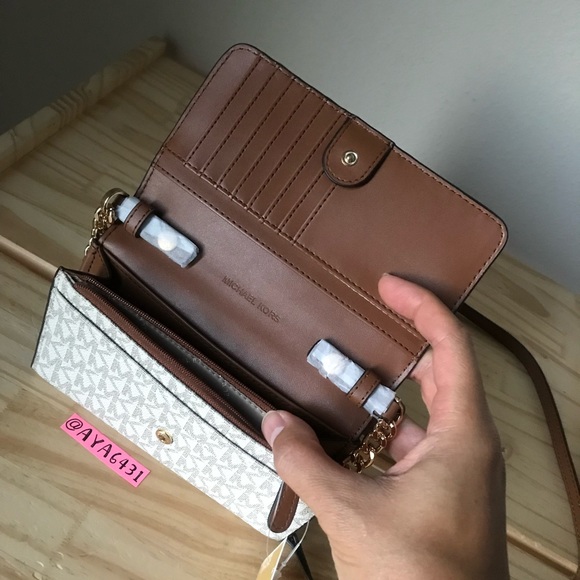 Michael Kors Purse🎈🎈 - Picture 7 of 11